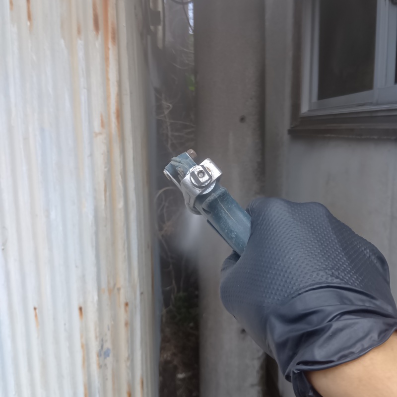 外壁にシロアリ駆除剤を散布