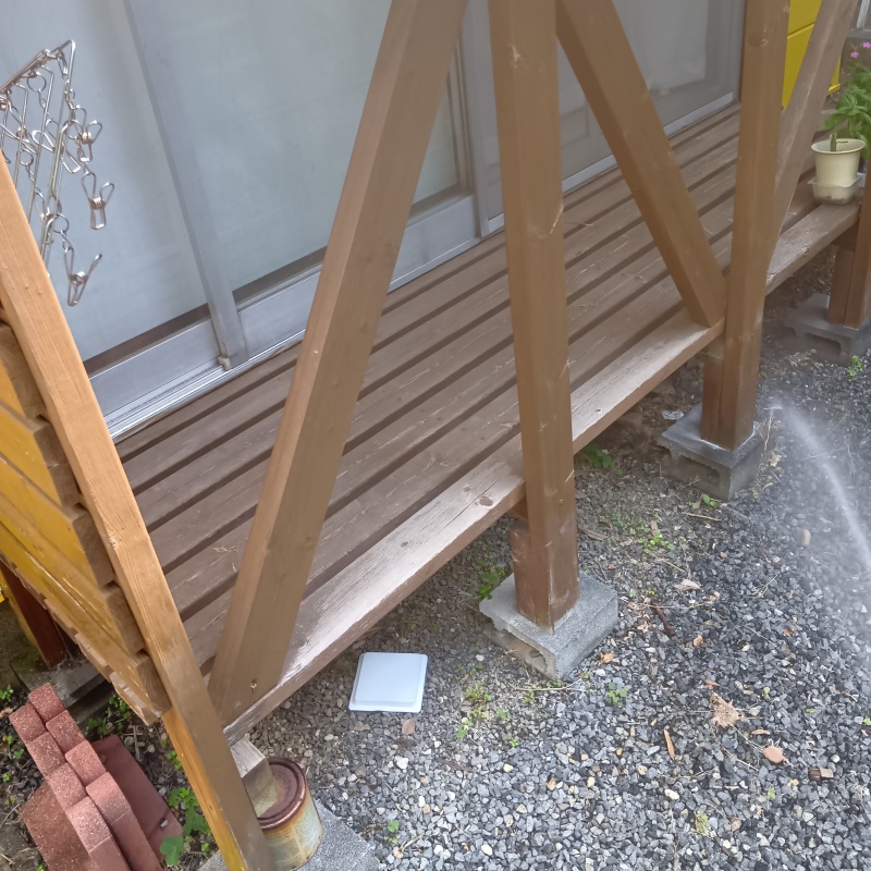ウッドデッキのまわりにシロアリ駆除剤を散布