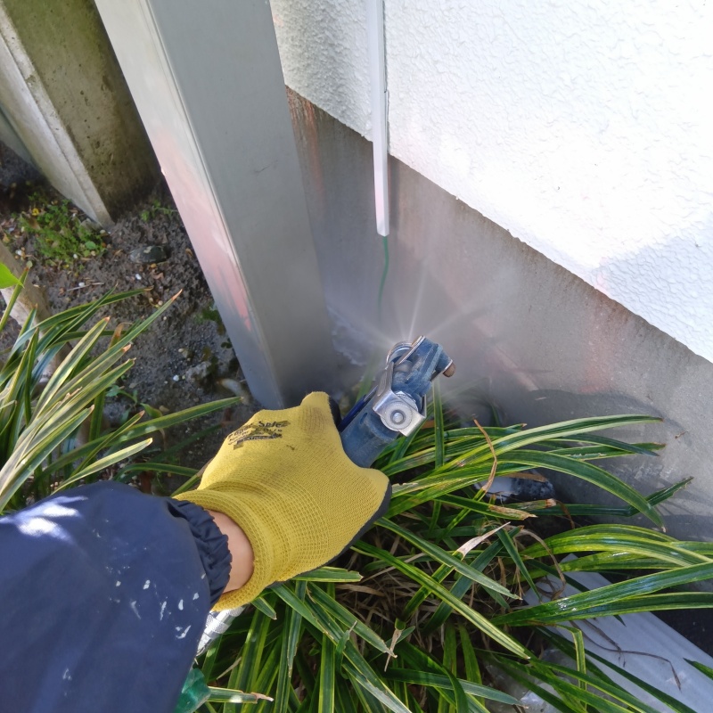 建物周辺にシロアリ駆除剤を散布