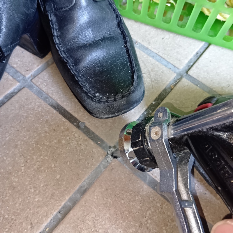 床にシロアリ駆除剤を注入