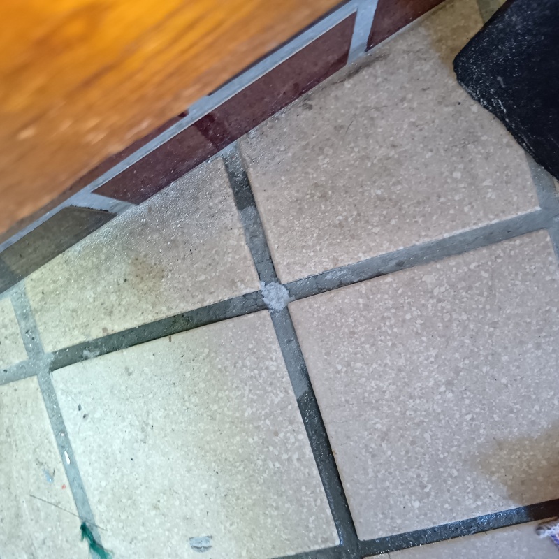 開けた穴を修復した様子