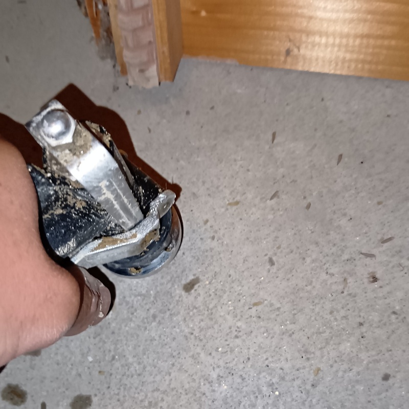 床にシロアリ駆除剤を注入