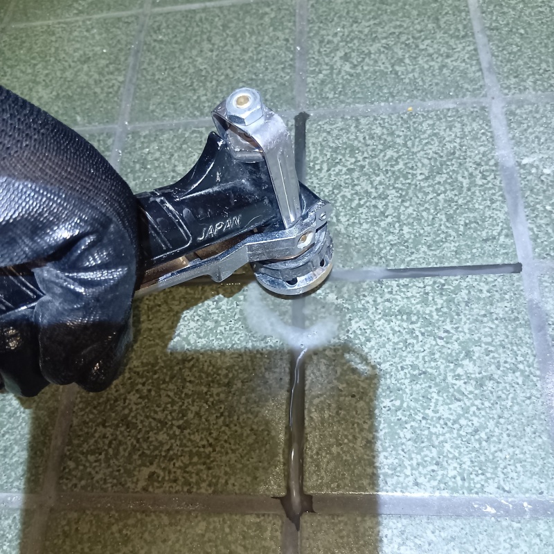 玄関床にシロアリ駆除剤を注入