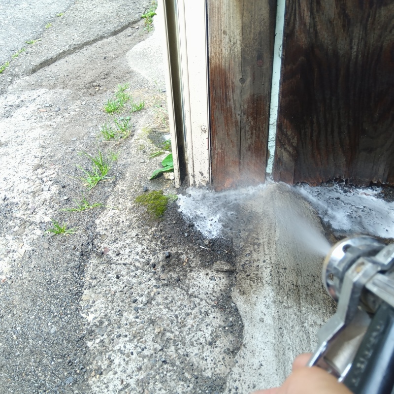 建物の外周にシロアリ駆除剤を散布