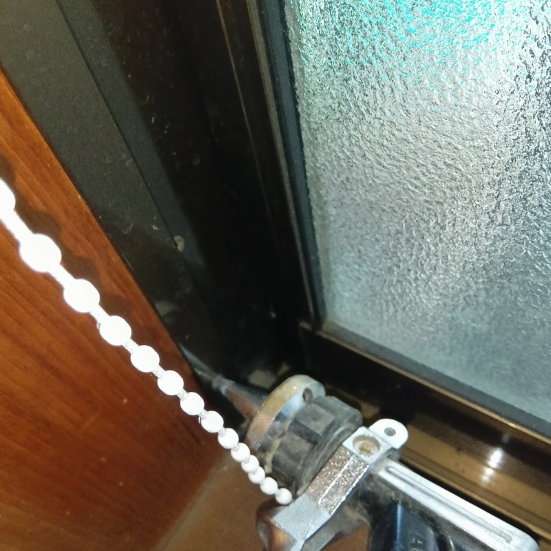柱にシロアリ駆除剤を注入
