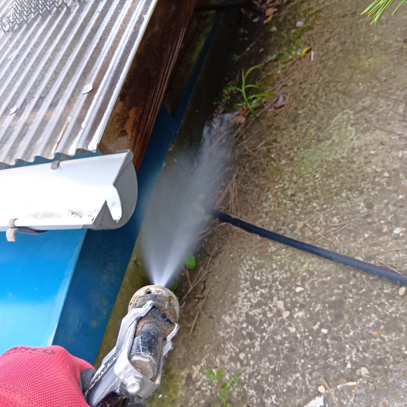 土壌にシロアリ駆除剤を散布