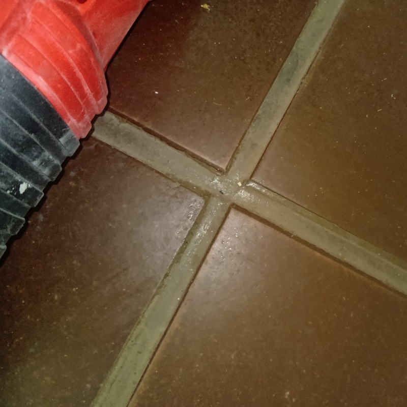 開けた穴をパテで補修