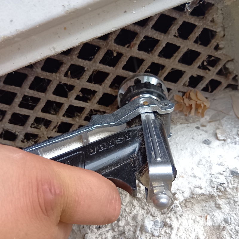床下換気口から土壌へシロアリ駆除剤を散布