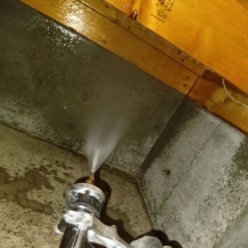 床下基礎にシロアリ駆除剤を散布