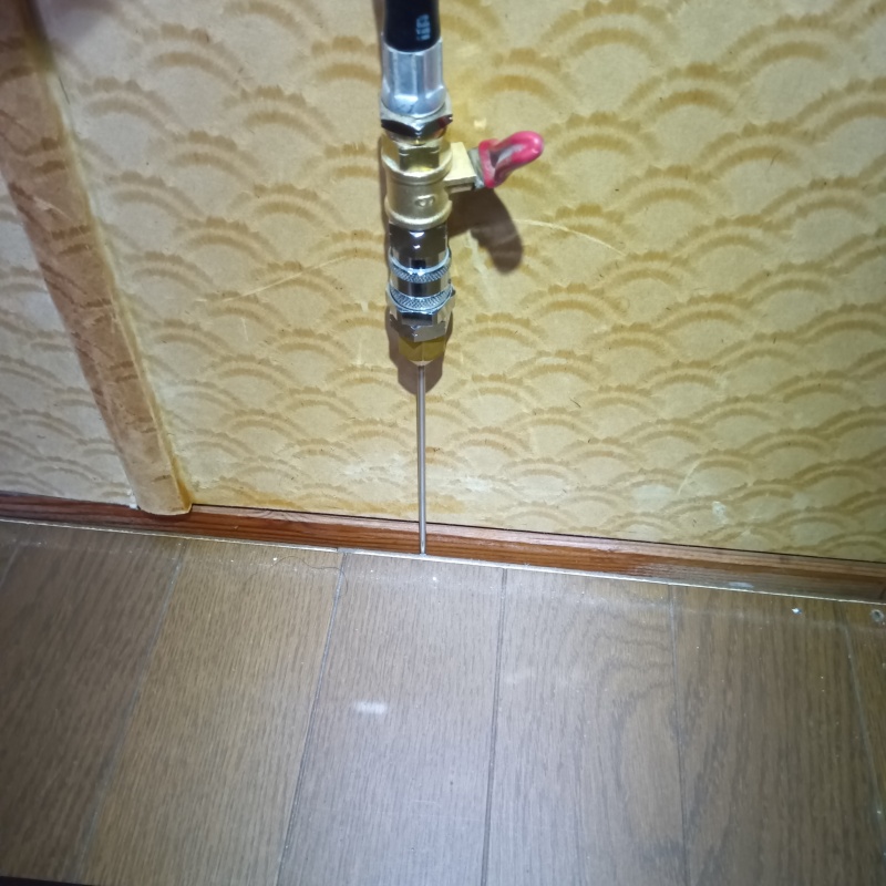 床にシロアリ駆除剤を注入