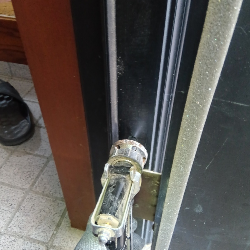 ドア枠にシロアリ駆除剤を注入