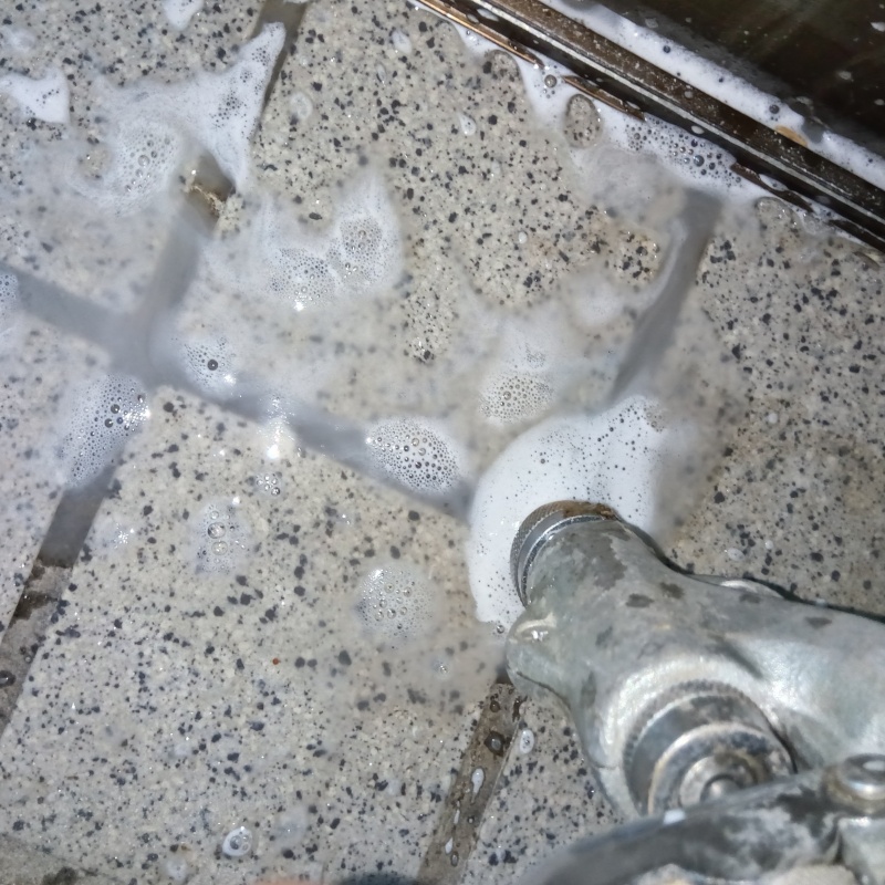 玄関の床タイルにシロアリ駆除剤を注入