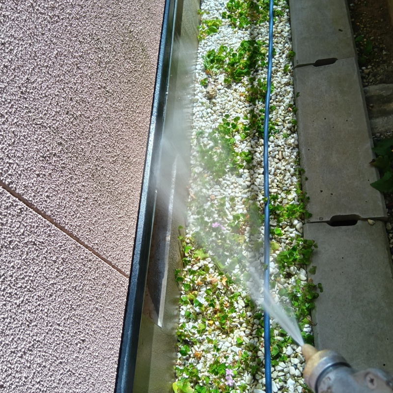 建物まわりにシロアリ駆除剤を散布