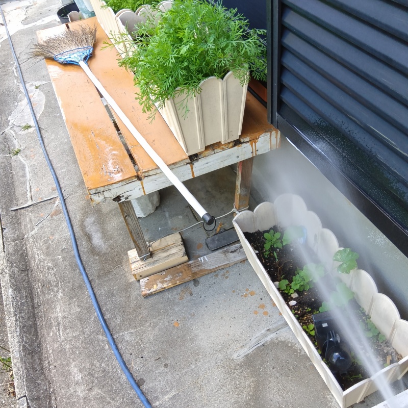 建物まわりにシロアリ駆除剤を散布