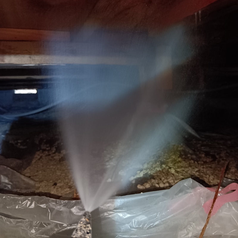 床下木材にシロアリ駆除剤を散布
