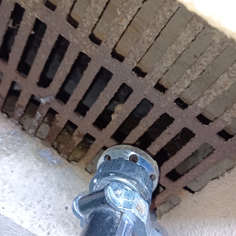 床下換気口からシロアリ駆除剤を散布