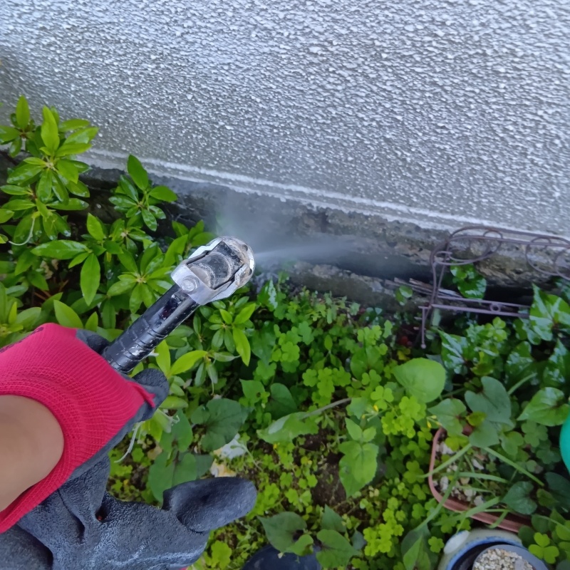 建物外周の土壌にシロアリ駆除剤を散布