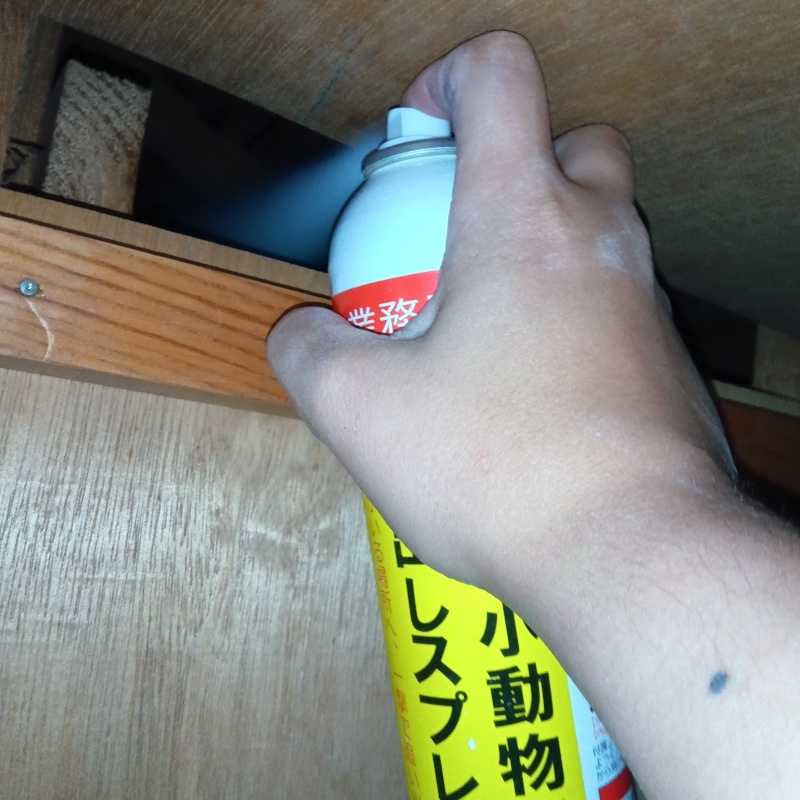 忌避剤を吹き付けている様子
