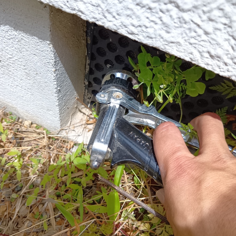 床下換気口から防蟻剤を散布