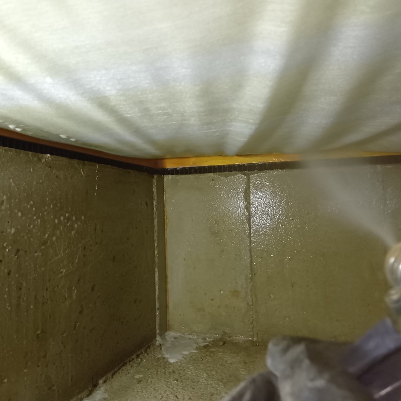床下断熱材に防蟻剤を散布