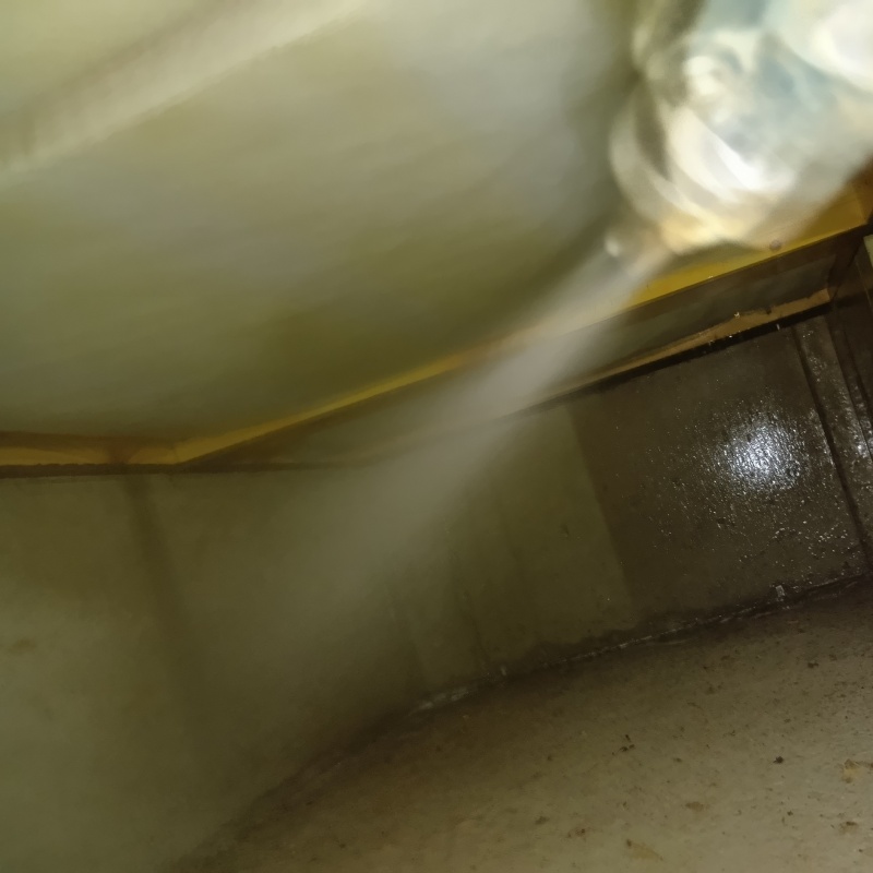 床下基礎に防蟻剤を散布