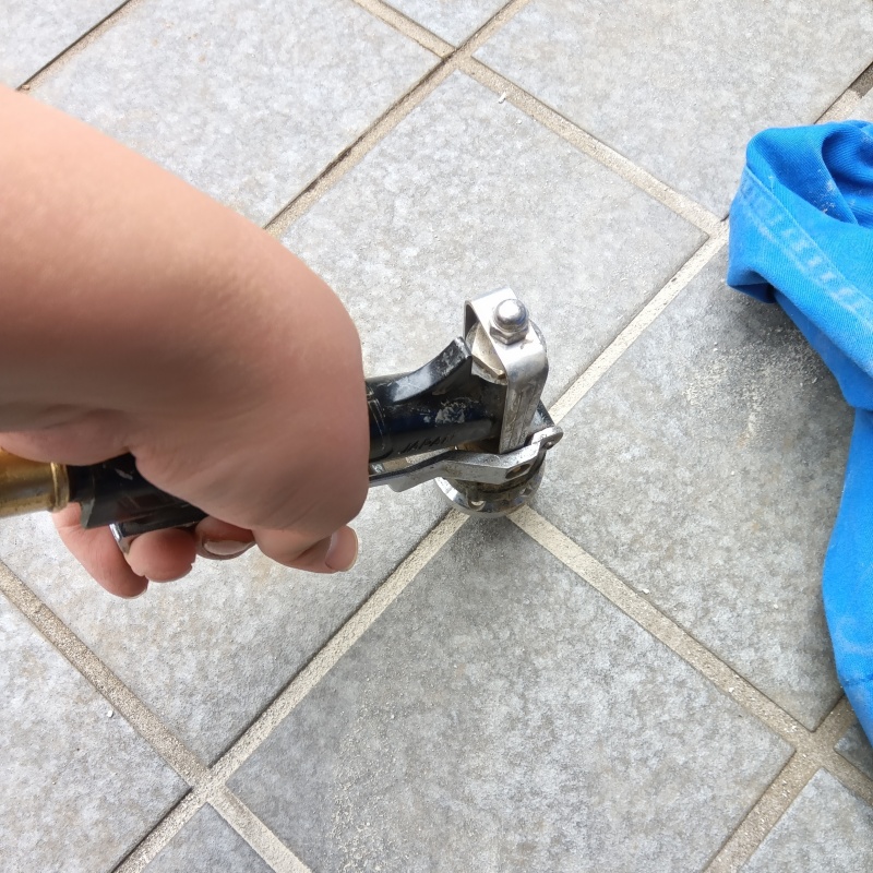 玄関床にシロアリ駆除剤を注入