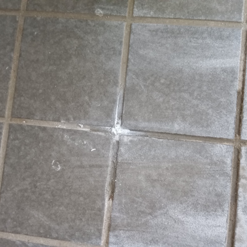 開けた穴をパテで補修