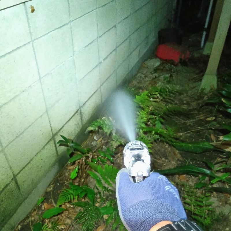 建物外周の土壌にシロアリ駆除剤を散布
