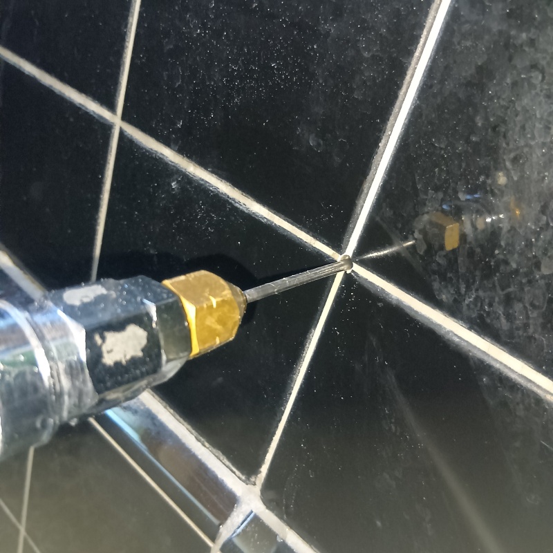 壁にシロアリ駆除剤を注入