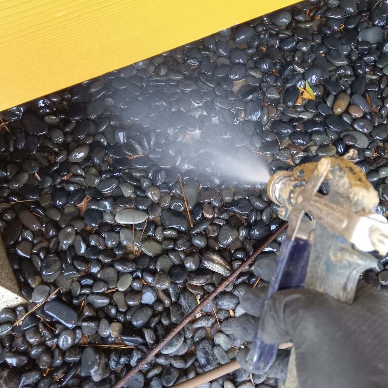床下地面にシロアリ駆除剤を散布