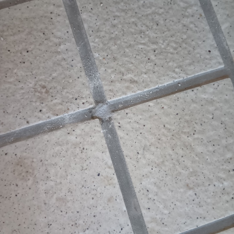 開けた穴をパテで補修