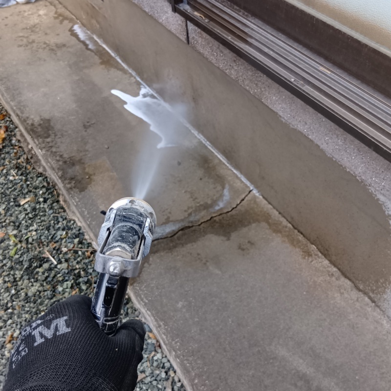 建物外周にシロアリ駆除剤を散布