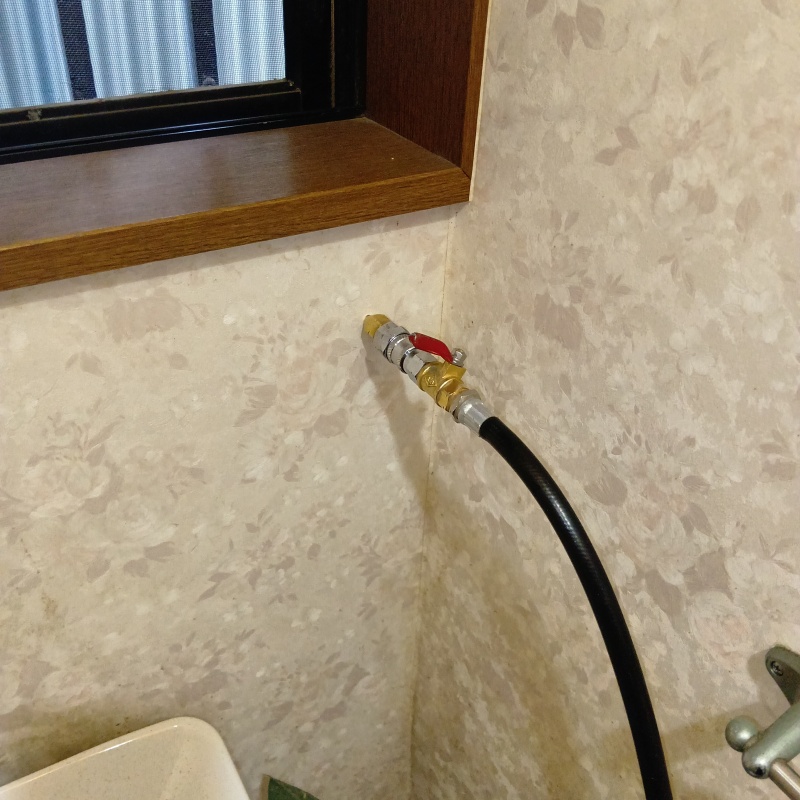 壁にシロアリ駆除剤を注入