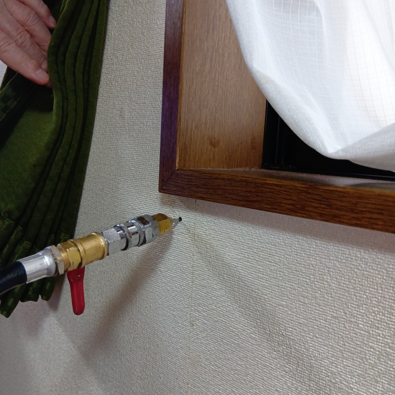 壁にシロアリ駆除剤を注入
