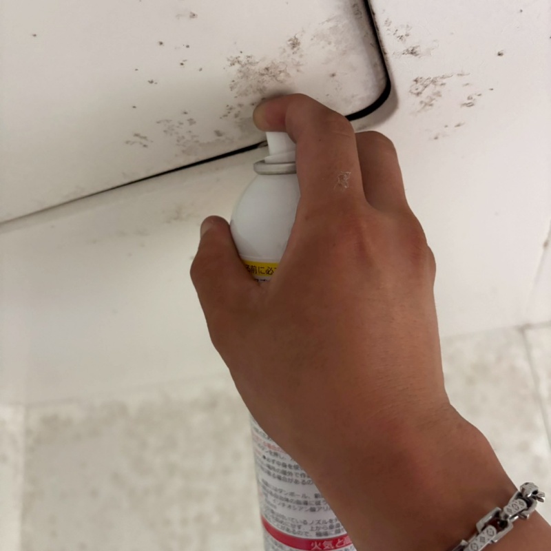 忌避剤を吹き付けている様子