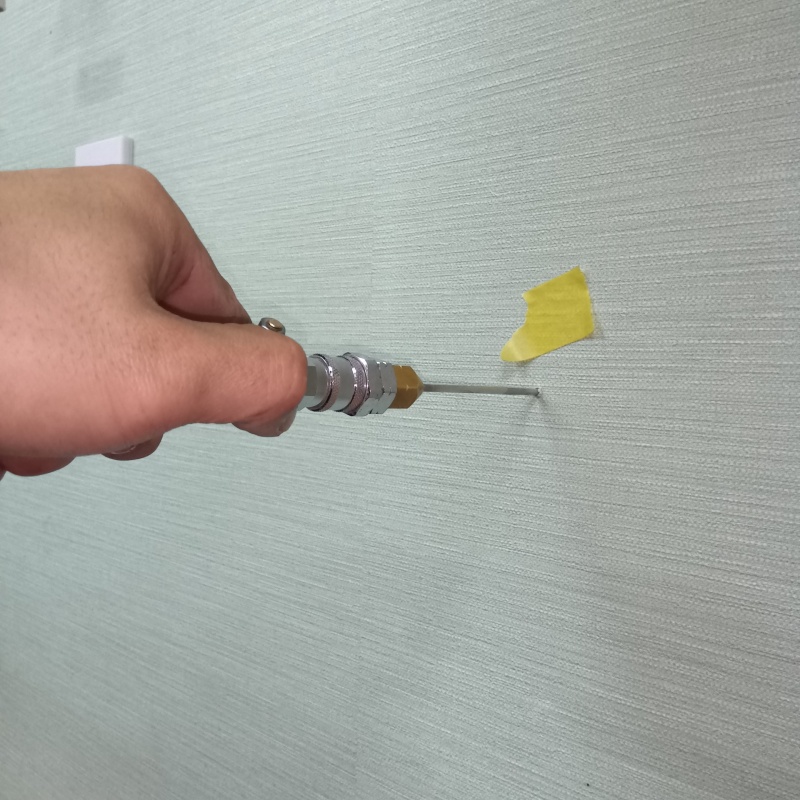 壁にシロアリ駆除剤を注入