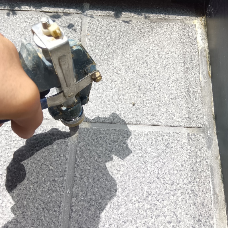 玄関の床にシロアリ駆除を注入
