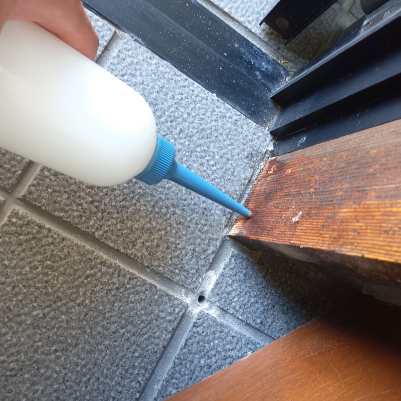 玄関の柱にシロアリ駆除を注入