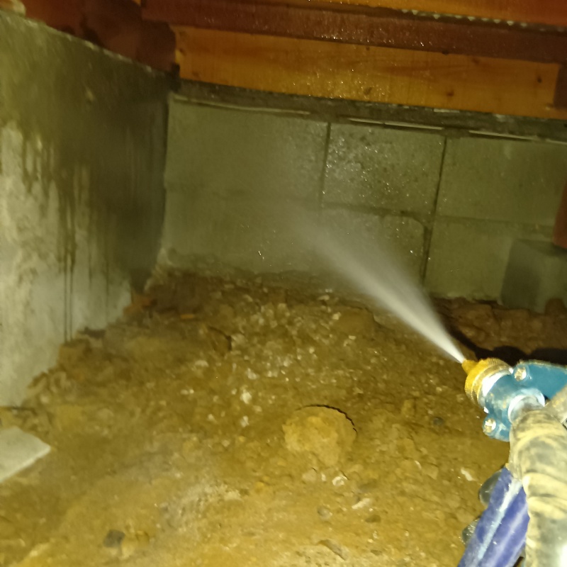 床下の土壌・基礎にシロアリ駆除剤を散布