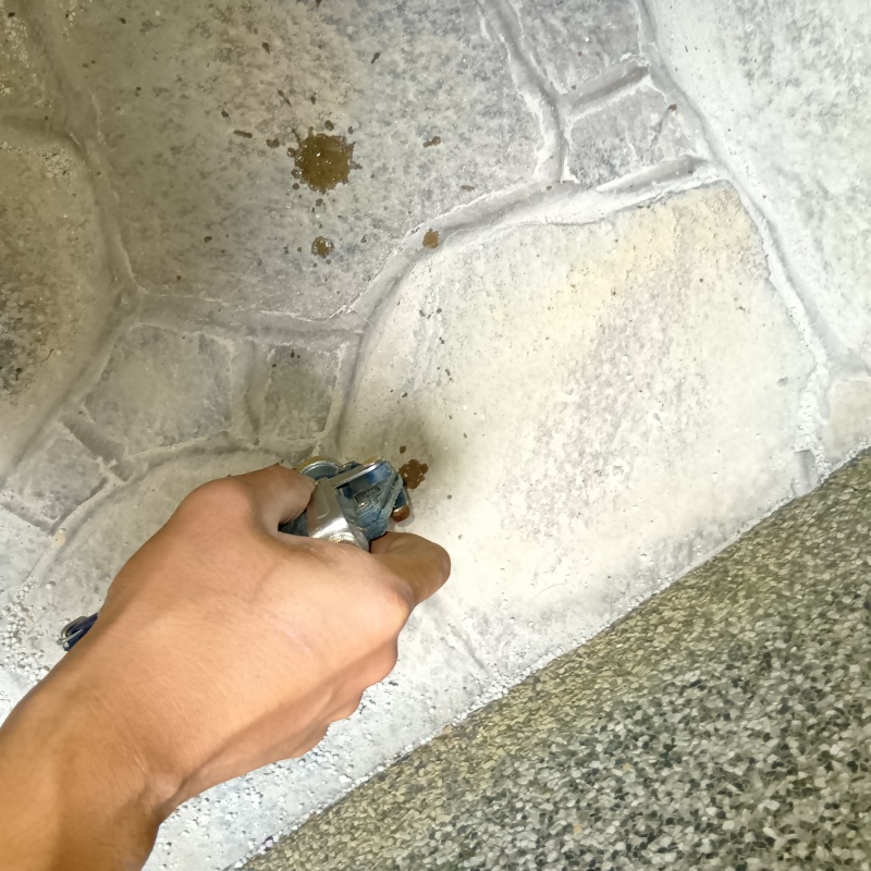 玄関の床タイルにシロアリ駆除剤を注入