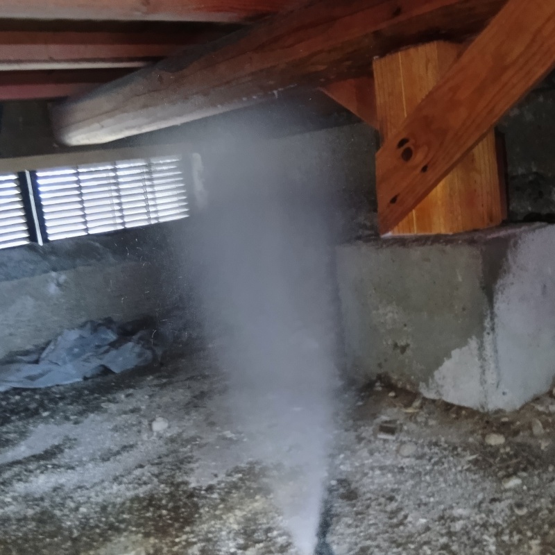 床下の木材にシロアリ駆除剤を散布