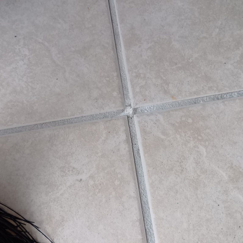 開けた穴をパテで補修