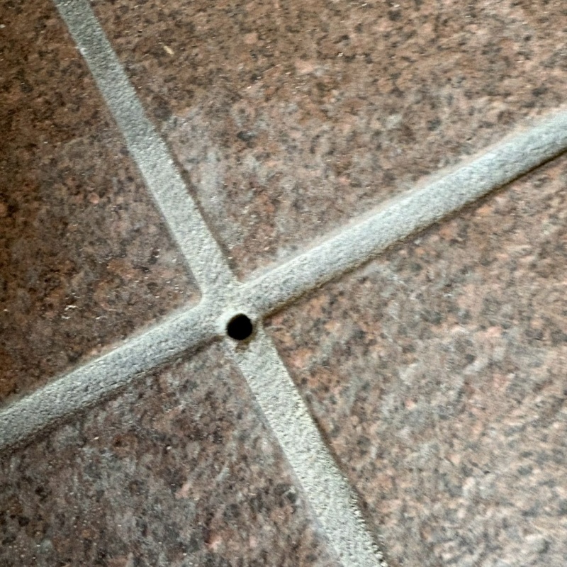 ドリルで穴を開けた様子