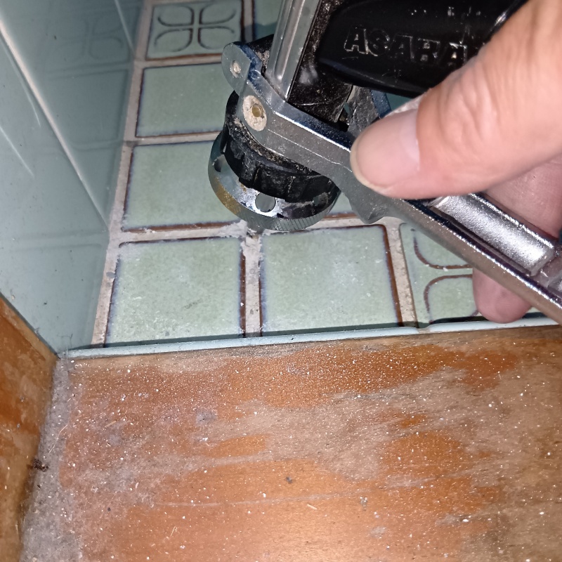 床にシロアリ駆除剤を注入
