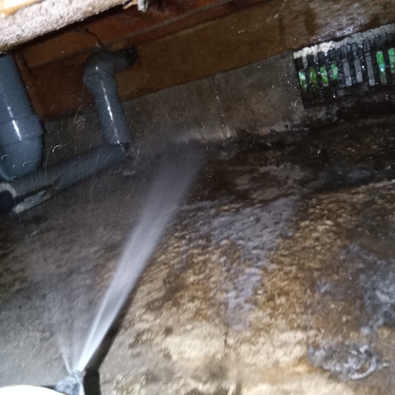 床下の木材にシロアリ駆除剤を散布