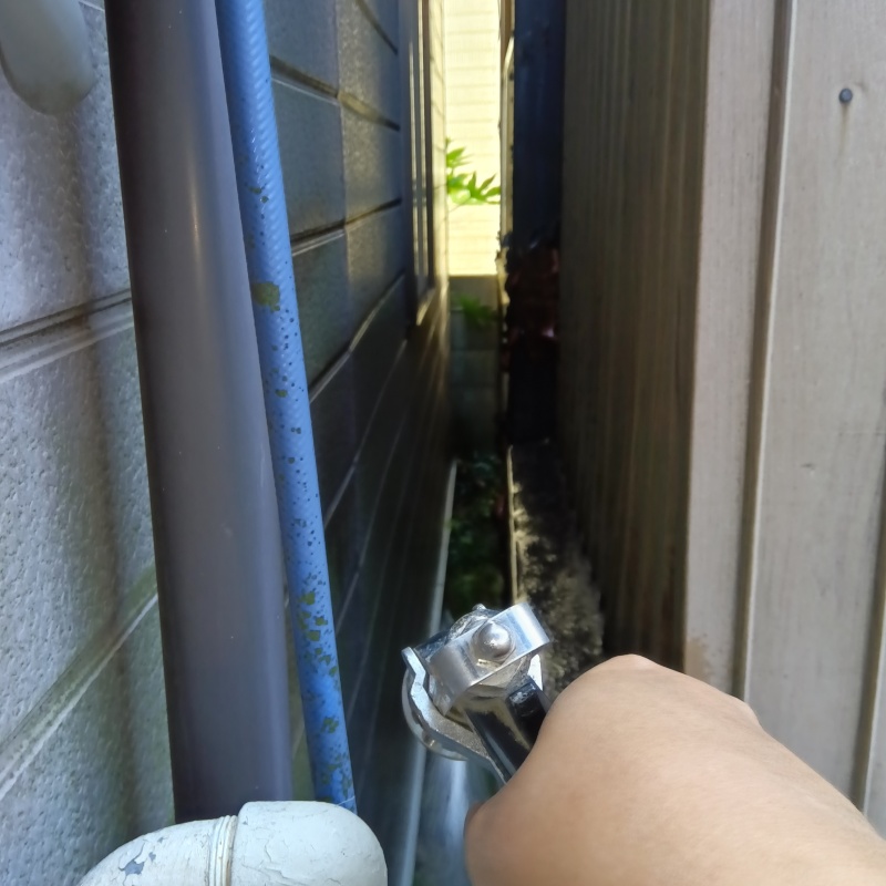 建物の外周にシロアリ駆除剤を散布