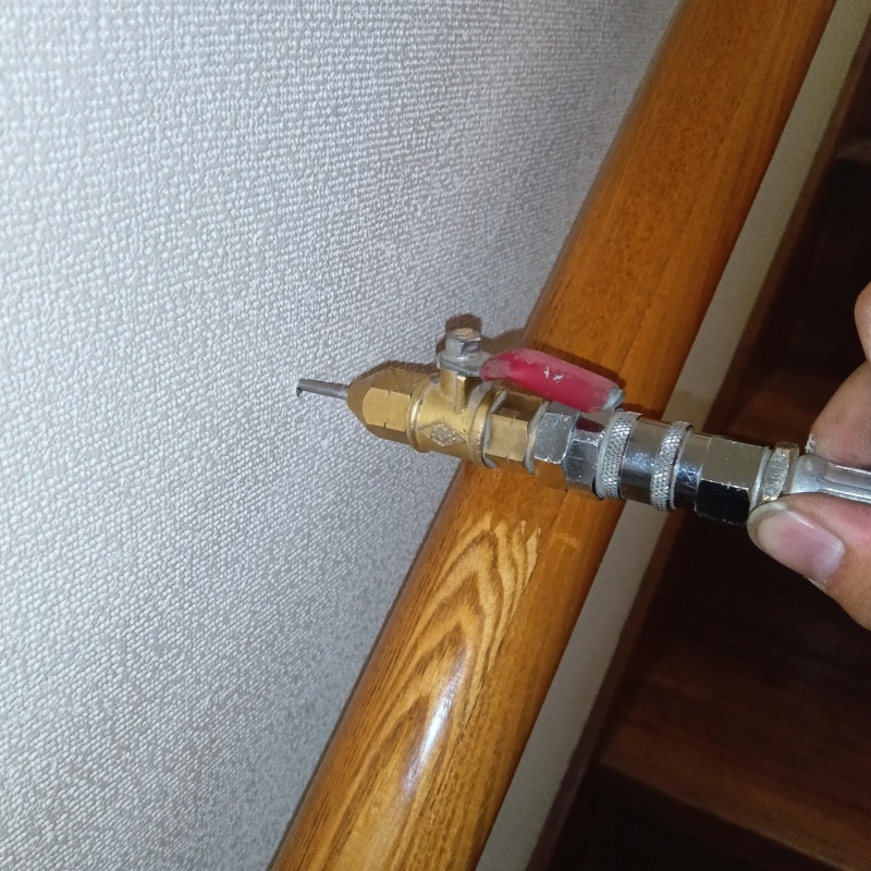 壁にシロアリ駆除剤を注入