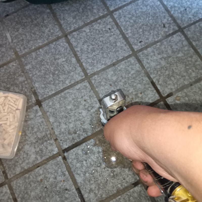 床にシロアリ駆除剤を注入