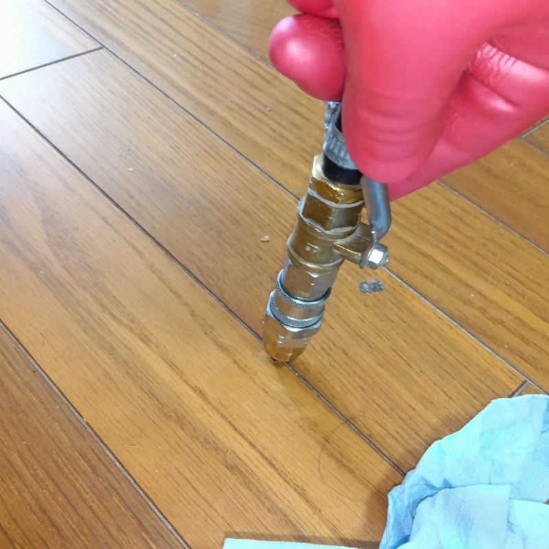フローリングにシロアリ駆除剤を注入