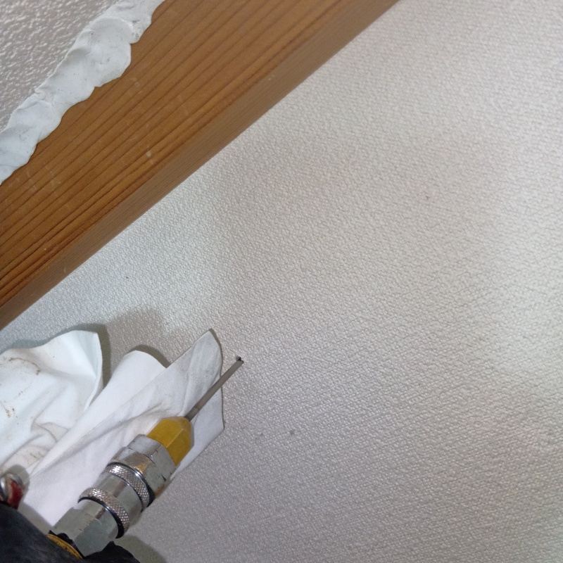 室内壁にシロアリ駆除剤を注入